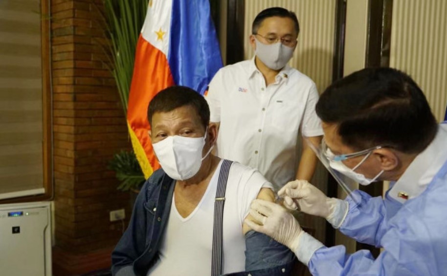 Президент Филиппин предложил прививать во сне нежелающих вакцинироваться