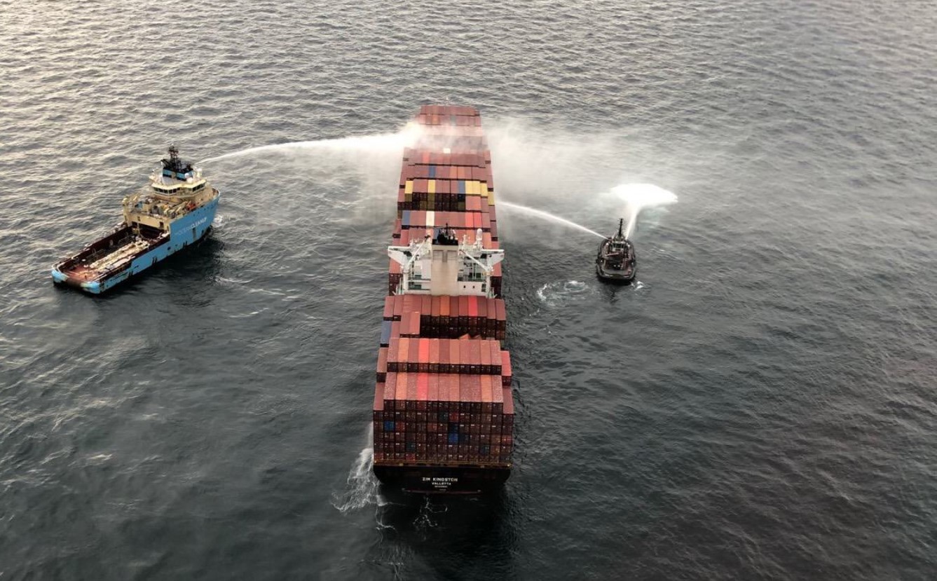 У побережья Канады горело судно с химикатами: экипаж эвакуировали (видео)