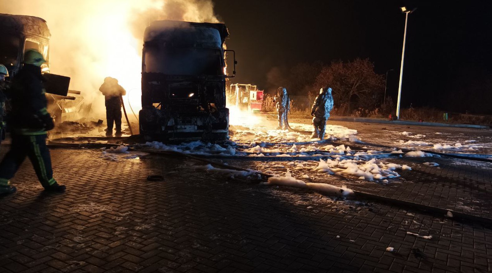 На Харьковщине на АЗС произошел взрыв: сгорели 2 грузовика (фото, видео) - 1 - изображение