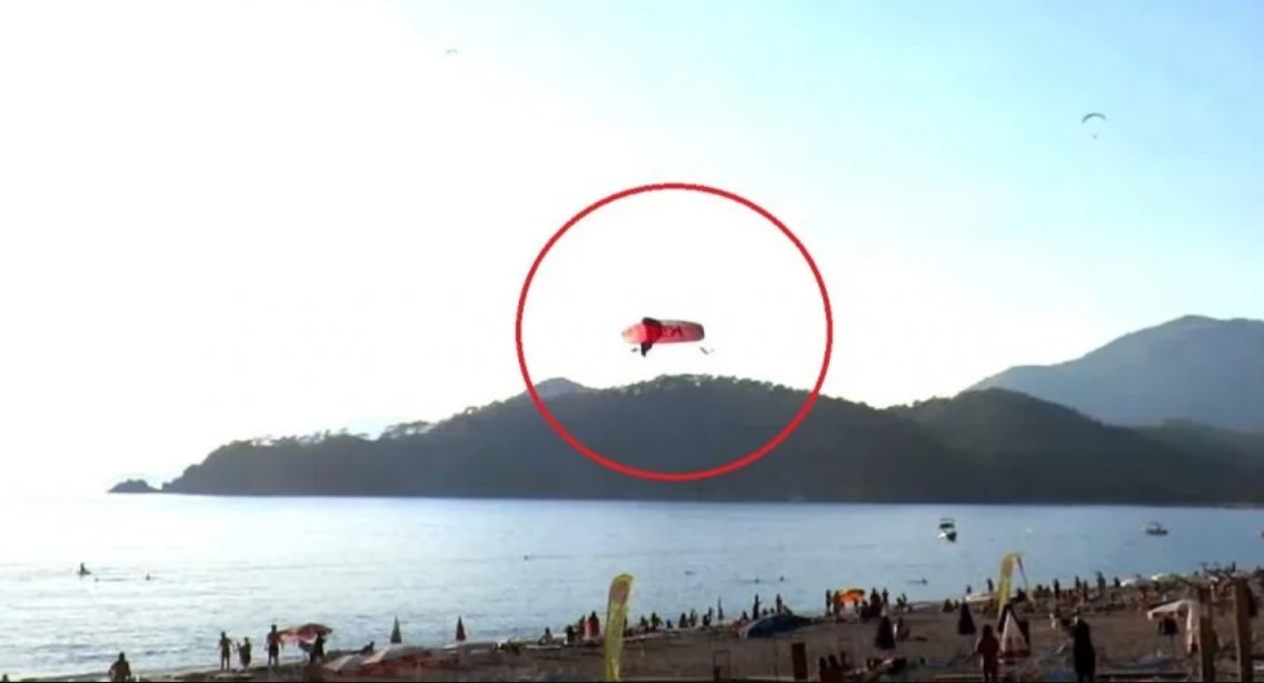 В Турции украинка столкнулась с парашютистом и упала в море (видео) - 1 - изображение