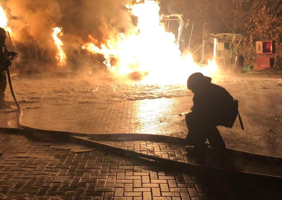 На Харьковщине на АЗС произошел взрыв: сгорели 2 грузовика (фото, видео) - 2 - изображение