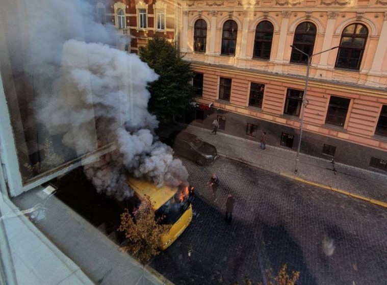 В Черновцах возле здания ОГА сгорела маршрутка (фото, видео) - 1 - изображение