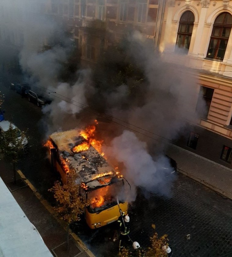 В Черновцах возле здания ОГА сгорела маршрутка (фото, видео) - 2 - изображение