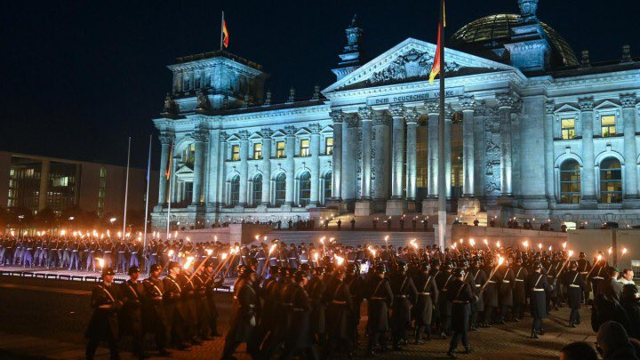 «Возрождение старых военных традиций»: солдаты бундесвера провели факельное шествие перед Бундестагом (видео)