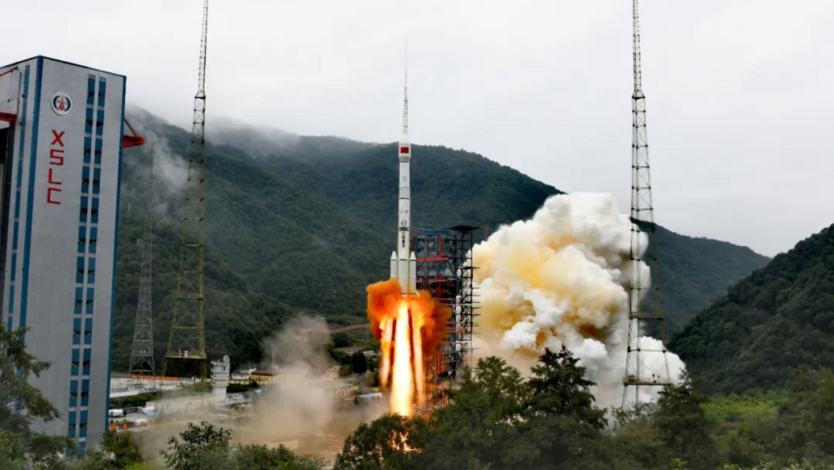 Китай запустил в космос спутник-уборщик (видео)