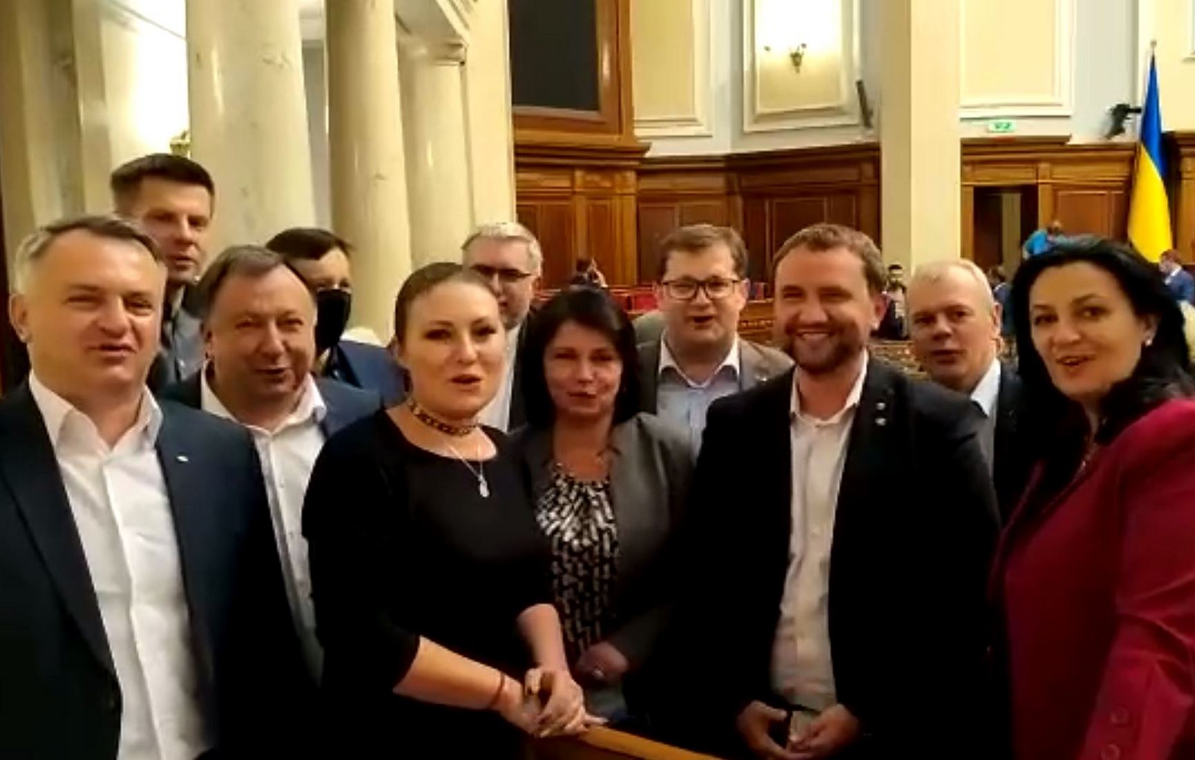 Депутаты фракции Порошенко исполнили в ВР песню про Бандеру (видео)