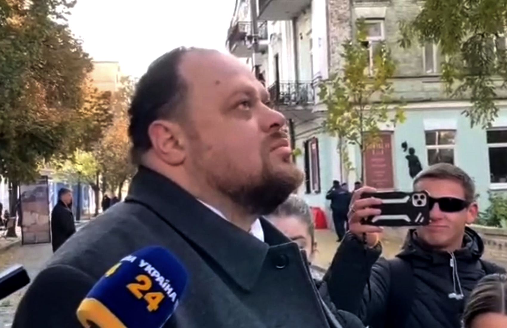 Стефанчук замер посреди брифинга, услышав вдалеке звуки гимна Украины (видео)