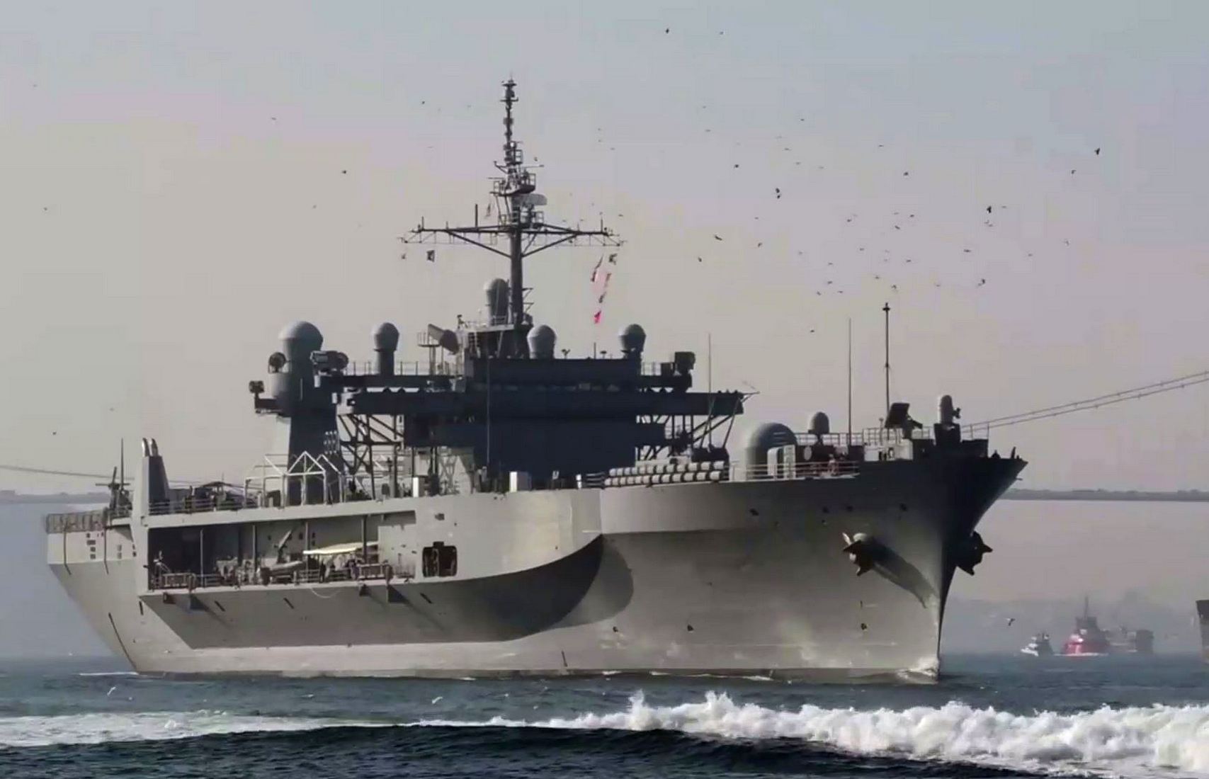 Появилось видео с флагманом LCC 20 Шестого флота США, входящим в Чёрное море