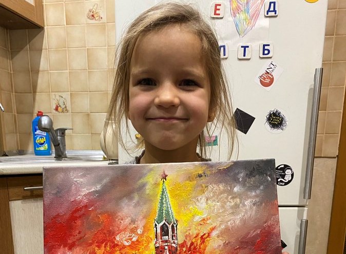 «Горит замок Путина»: в Сети разгорелся скандал из-за видео 6-летней девочки, показавшей картину с пылающим Кремлем