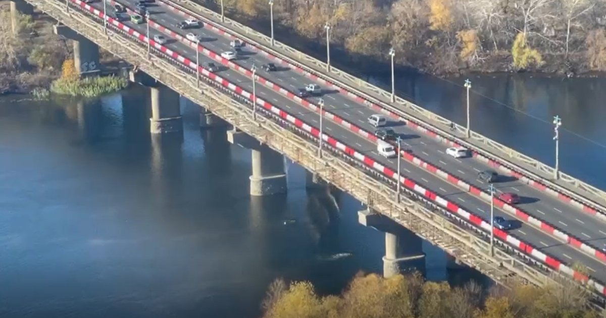 Появилось видео обрушения частей моста Патона в Киеве