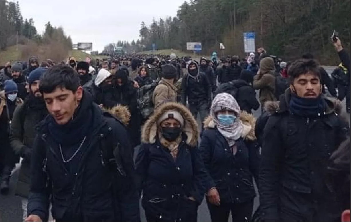 «Это силовое вторжение, будут смертельные жертвы»: в Польше готовятся к отражению массового штурма границы мигрантами (видео)