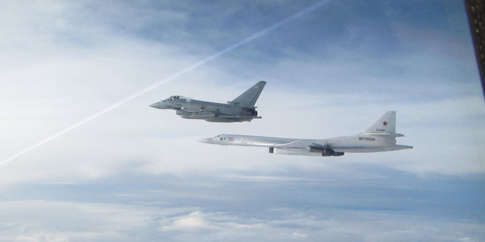 Российские ракетоносцы Ту-160 «Белый лебедь» пересекли границу зоны особого внимания Британии в Северном море (видео)