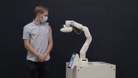 В Канаде создали робота, который может вакцинировать людей без иглы