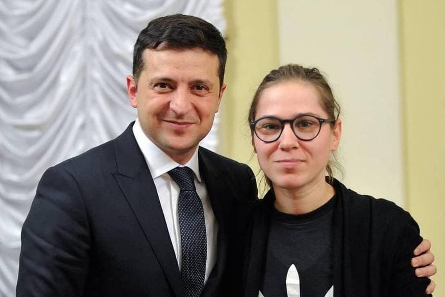 Украинка, «случайно» встретившаяся в пабе с Зеленским, фотографировалась с ним несколько раз до этого
