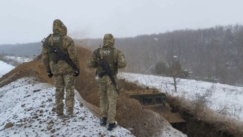 Украина начала укреплять «уязвимые» участки границы с Россией противотанковыми рвами и валами (видео)