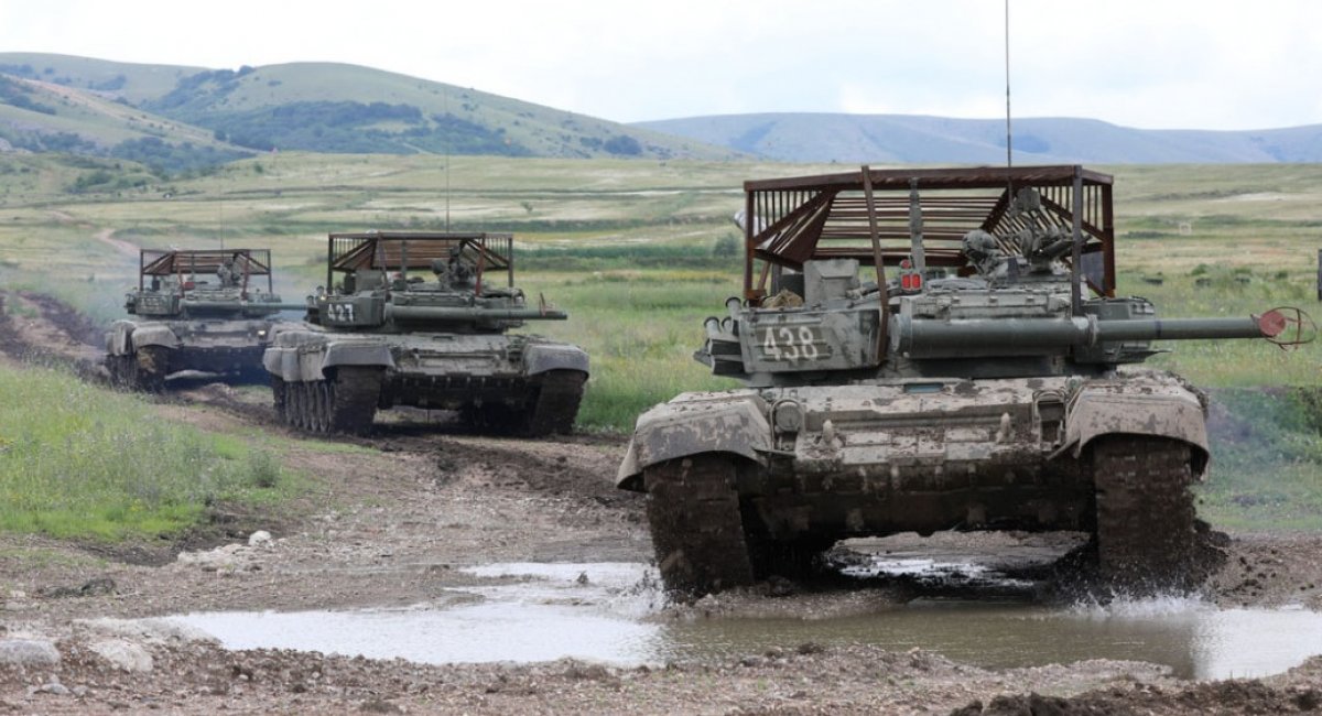 Forbes: концентрирующиеся у украинской границы российские танки массово оснастили защитой от ПТРК Javelin и БПЛА Bayraktar