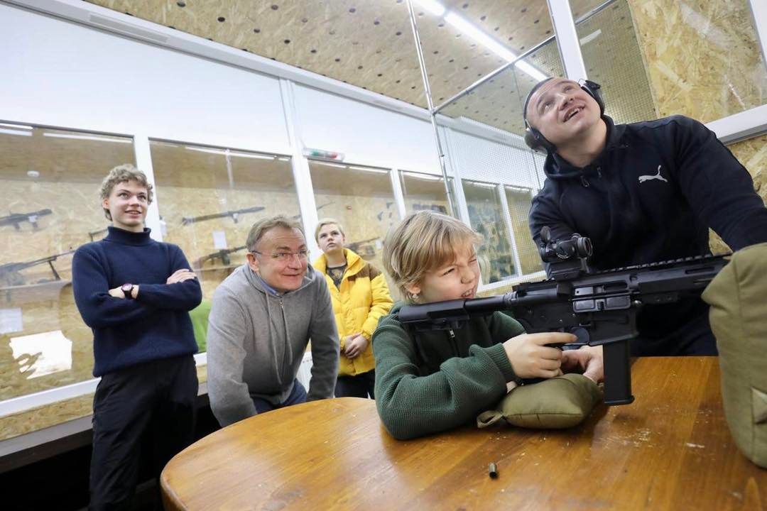 Мэр Львова показал, как тренирует своих детей стрелять по россиянам (фото) - 1 - изображение