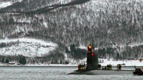 «Она провоцирует россиян напасть на нас»: норвежские протестующие осаждают порт Тромсё, требуя вывести из него американскую подлодку