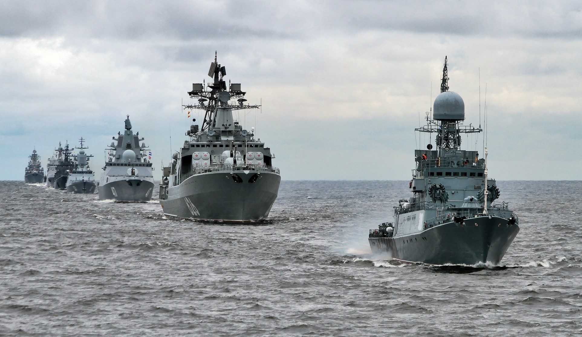 ЧФ РФ вывел в море более 20 боевых кораблей для проведения учений (видео)