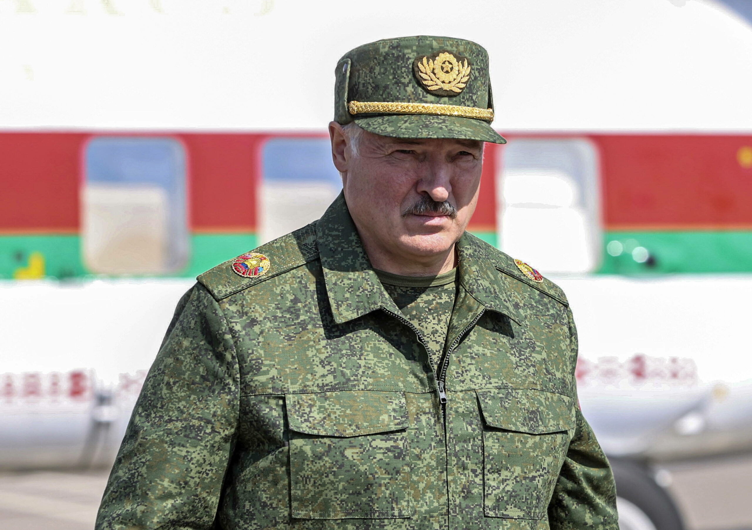 Лукашенко: Украина стягивает войска к белорусской границе, мы ответим развертыванием целого контингента нашей армии