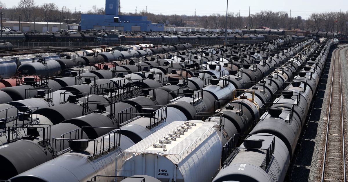 Германия заявила, что не может отказаться от российской нефти