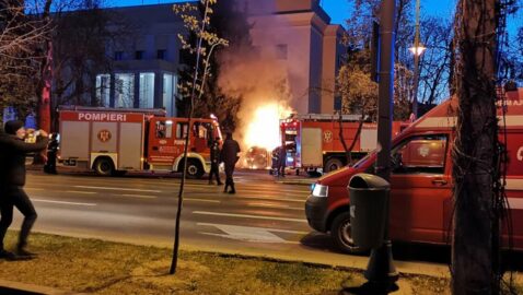 Автомобиль врезался в забор посольства РФ в Румынии и загорелся, водитель погиб (видео)