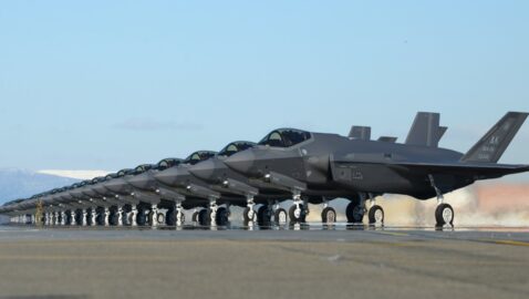 США ускорили наращивание количества истребителей F-35 в Европе для «противостояния России»