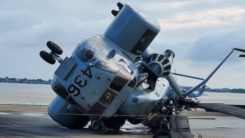 По меньшей мере 10 вертолётов ВМС США на базе Норфолк были повреждены во время шторма