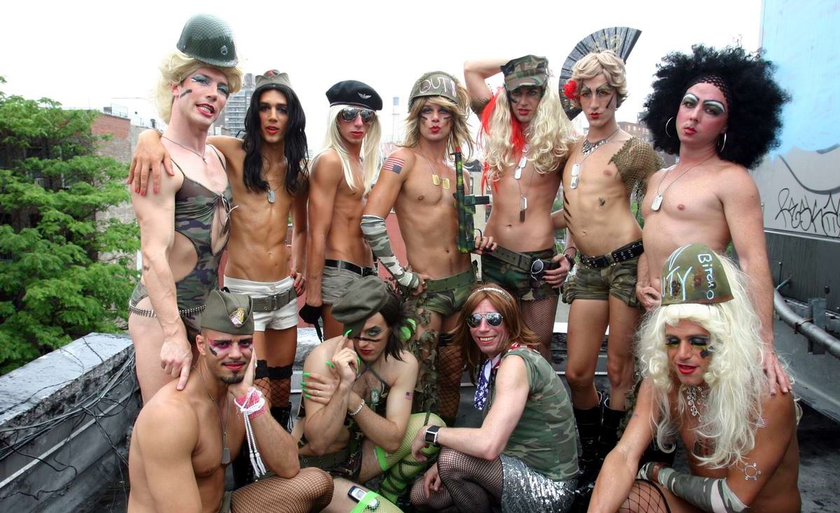 Канадским военным разрешили носить длинные волосы, татуировки на лице и униформу другого пола