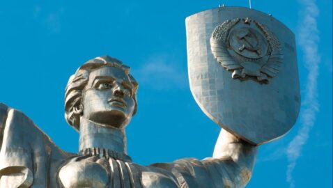 Минкульт пообещал до конца года демонтировать герб СССР с щита монумента «Родина-мать»